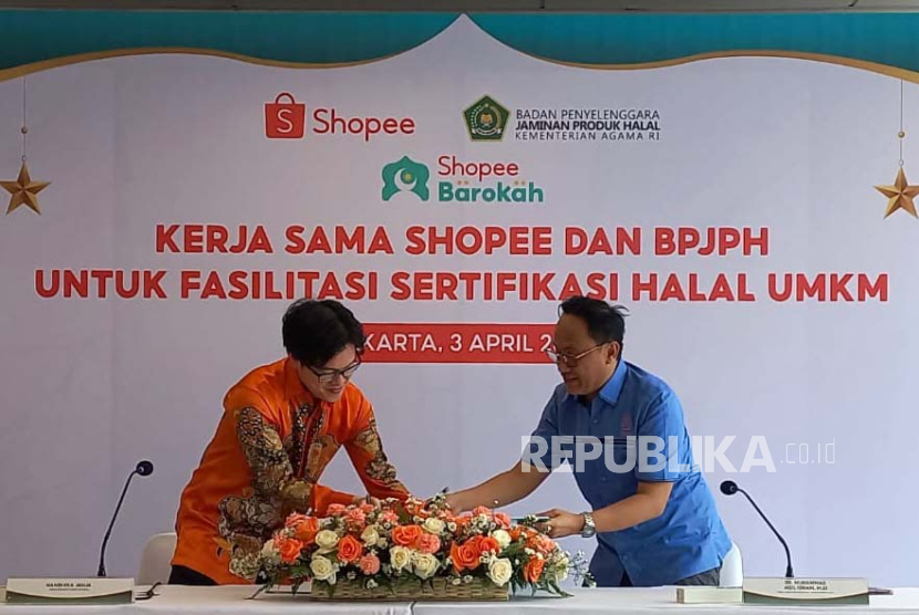 Kepala Badan Penyelenggara Jaminan Produk Halal Muhammad Aqil Irham dan Direktur Eksekutif Shopee Indonesia Handhika Jahja saat menandatangani kerja sama Shopee dan BPJPH untuk fasilitasi Sertifikasi Halal UMKM di Gama Tower, Jakarta, Rabu (3/4/2024). 