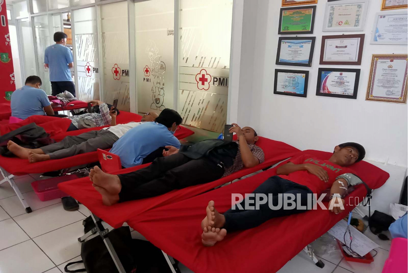 Kegiatan donor darah di Sekretariat Palang Merah Indonesia (PMI) Kota Sukabumi, Jawa Barat, Rabu (15/3/2023).