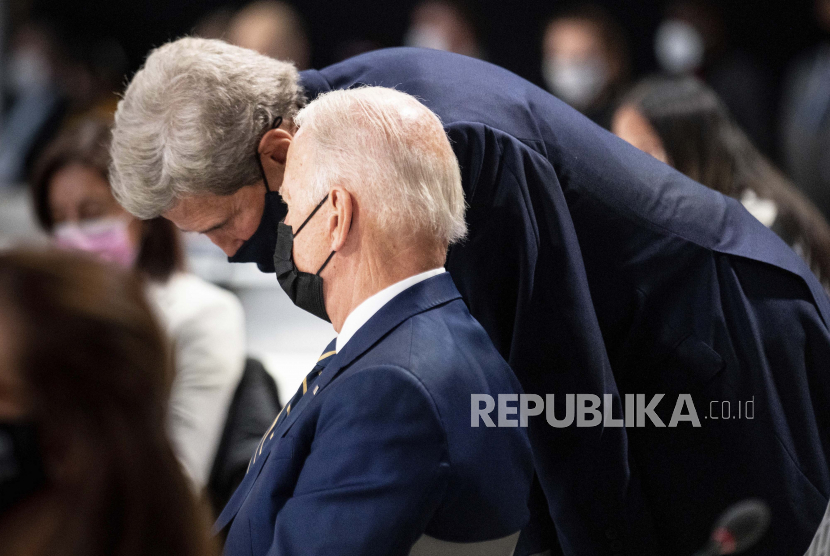Presiden Joe Biden berbicara dengan John Kerry, Utusan Khusus Presiden Amerika Serikat untuk Iklim, saat menghadiri sesi pembukaan KTT Iklim PBB COP26, Senin, 1 November 2021, di Glasgow, Skotlandia.