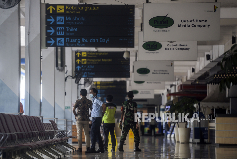 Sejumlah petugas saat beraktivitas di Bandara Halim Perdanakusuma, Jakarta Timur, Rabu (26/1/2022).