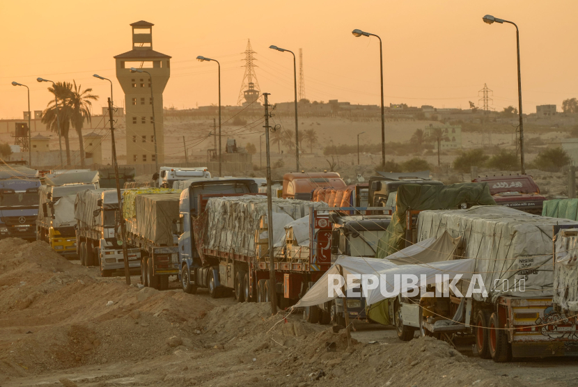 Truk bantuan kemanusiaan menunggu untuk melintasi perbatasan Rafah antara Mesir dan Jalur Gaza, di Rafah, Mesir.