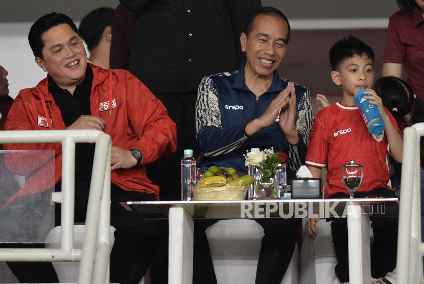 Presiden Joko Widodo bersama Ketua PSSI Erick Thohir dan Jan Ethes saat menyaksikan pertandingan Kualifikasi Piala Dunia 2026 antara Indonesia melawan Australia di Stadion GBK, Senayan, Jakarta, Selasa (11/9/2024).