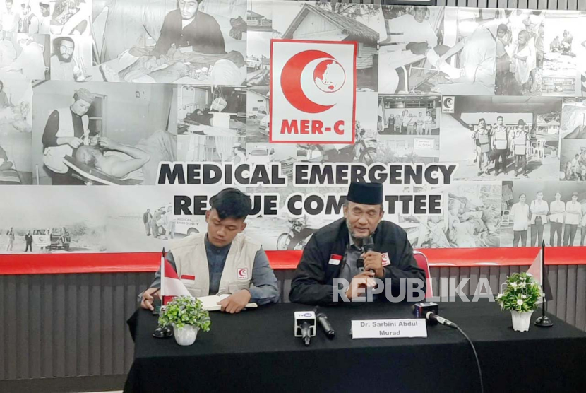  Ketua Presidium Medical Emergency Rescue Committee (MER-C), dr Sarbini Abdul (kanan) saat melakukan konferensi pers terkait runtuhnya sistem kesehatan Gaza di Kantor Pusat MER-C, Jakarta Pusat, Rabu (21/2/2024). 