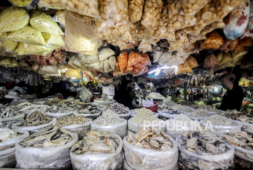 Pedagang memakai masker saat melayani pembeli di Pasar Tempel Pondok Labu, Jakarta, Senin (6/7). Pasar merupakan salah satu tempat penyebaran Covid-19 selama Juni 2020. Ilustrasi.