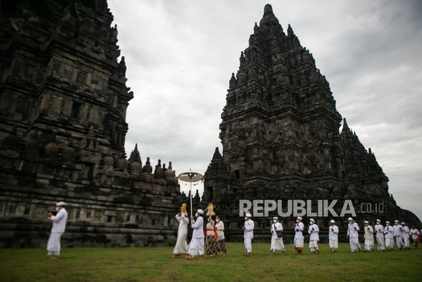 Wisata religi candi Prambanan perkuat keragaman Indonesia. Ilustrasi ritual Abhiseka di pelataran Candi Prambanan. 