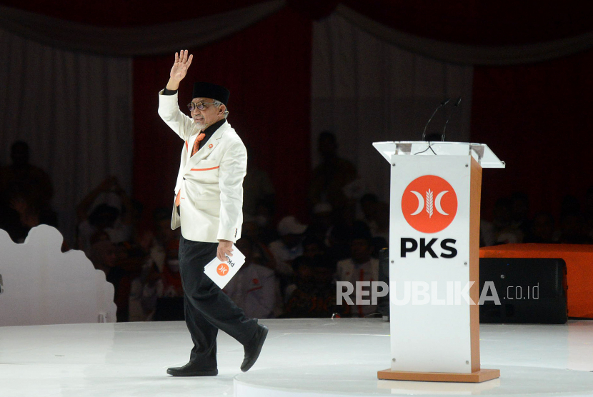 Presiden PKS Ahmad Syaikhu usai memberikan sambutan dalam peringatan Milad Ke-21 PKS di Istora Senayan, Jakarta, Sabtu (20/5/2023). Puncak perayaan Milad ke 21 PKS dihadiri oleh 15.000 anggota simpatisan dan Pengurus PKS, serta Pimpinan Parpol koalisi dan Bakal Calon Presiden RI Anies Baswedan.