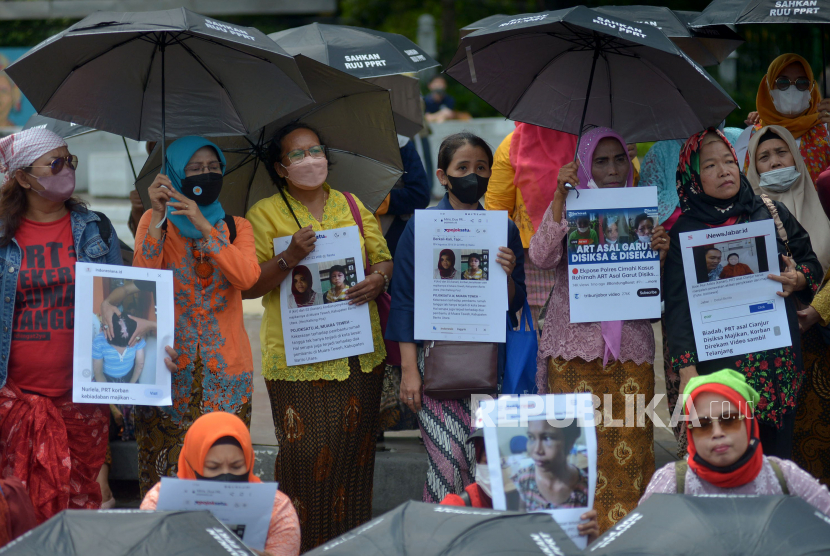 Sejumlah ibu Pekerja Rumah Tangga (PRT) yang tergabung dalam koalisi sipil untuk Undang-Undang (UU) Perlindungan Pekerja Rumah Tangga (PPRT) melakukan aksi di seberang Istana Merdeka, Jakarta. (Ilustrasi)