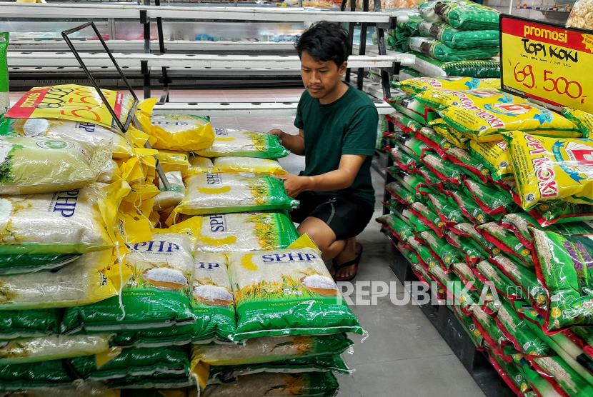Pengunjung memilih beras di salah satu pusat perbelanjaan di Jakarta, Senin (9/10/2023). 