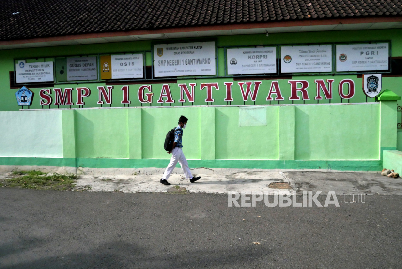 [Ilustrasi] Murid kelas 8 berangkat menuju sekolah di SMPN 1 Gantiwarno, Klaten, Jawa Tengah, Rabu (14/10). 