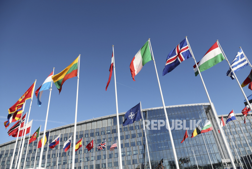 Bendera negara-negara anggota berkibar tertiup angin di luar markas NATO selama pertemuan para menteri luar negeri NATO di Brussels, Selasa, 4 April 2023.