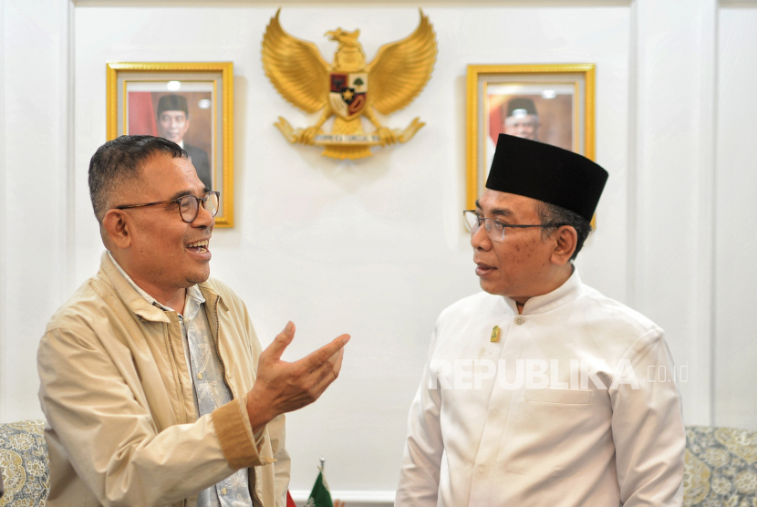 Ketua Umum PBNU Yahya Cholil Staquf (kanan) berbincang bersama Sineas Garin Nugroho (kiri)  saat melakukan pertemuan di Gedung PBNU, Jakarta, Selasa (31/1/2023). Pertemuan tersebut membahas tentang rencana pembuatan film dokumenter satu abada Nahdlatul Ulama.