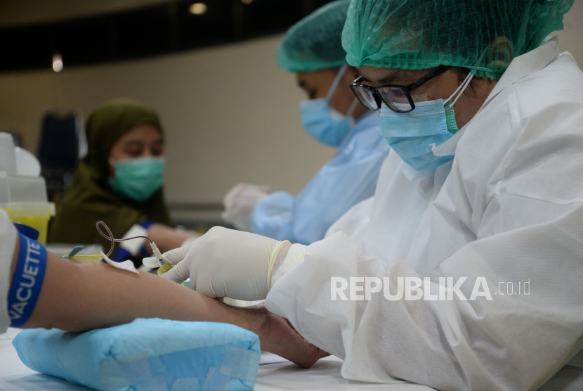 Para awak rumah sakit Siloam Hospitals Kebon Jeruk (SHKJ), Jakarta melakukan rapid test. ilustrasi