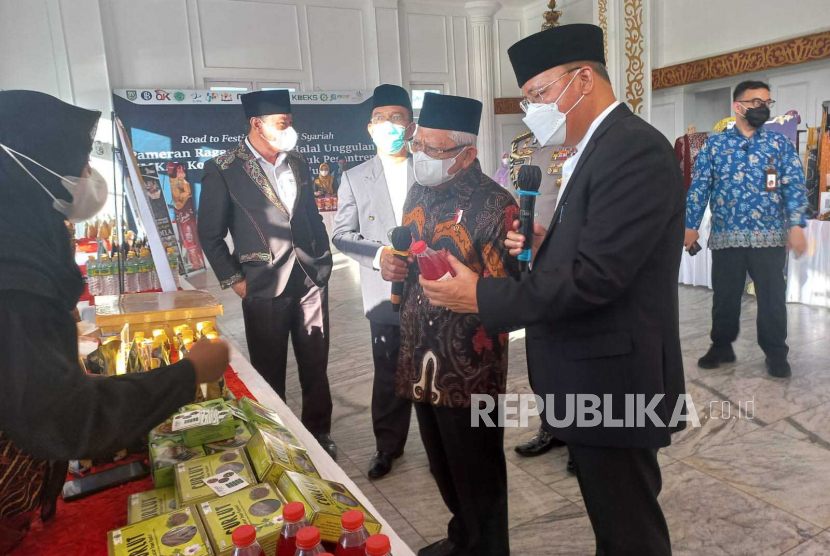 Wakil Presiden KH Ma'ruf Amin (tengah). Wapres meminta peran aktif Komite Daerah Ekonomi dan Keuangan Syariah (KDEKS) Provinsi Bengkulu mengembangkan industri halal. 