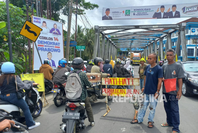 Situasi arus lalu lintas di Jembatan Cikunir, Jalan Raya Singaparna, Kabupaten Tasikmalaya, Jawa Barat, yang tengah dalam perbaikan, Ahad (10/12/2023). 