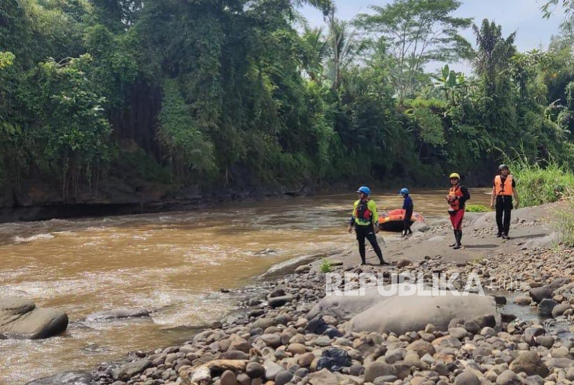 Tim SAR gabungan melakukan pencarian seorang nenek yang diduga hanyut di aliran Sungai Ciwulan, Kabupaten Tasikmalaya, Jawa Barat, Jumat (28/4/2023). 