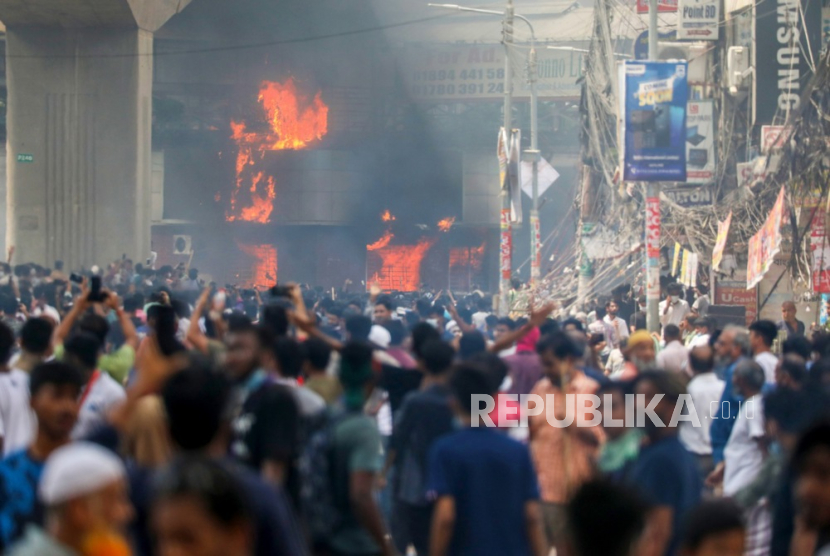 Demonstran terlibat bentrok dengan polisi saat aksi protes pembatasan kuota pegawai pemerintah di daerah Mirpur di Dhaka, Bangladesh, Kamis (18/7/2024).Menurut Polisi, setidaknya 11 orang telah terbunuh dan beberapa ratus orang terluka akibat bentrokan tersebut.  