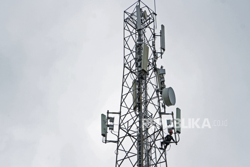 Teknisi XL Axiata melakukan pemeriksaan perangkat Base Transceiver Station (BTS) di objek wisata Malino, Kabupaten Gowa, Sulawesi Selatan, Selasa (13/12/2022). 