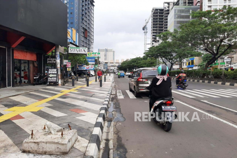 Trotoar di Jalan Margonda Raya, Kota Depok, Jawa Barat, Rabu (22/2/2023). Dishub Depok menyebut akan melanjutkan pemasangan PJU etnik dengan target 129 lampu pada 2023 ini. 