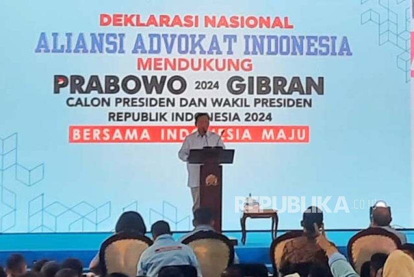 Capres nomor urut 2, Prabowo Subianto berbicara dengan Wilfrida Soik, TKW yang ia selamatkan dari hukuman mati, lewat panggilan video di Balai Kartini, Jakarta, Jumat (26/1/2024). 