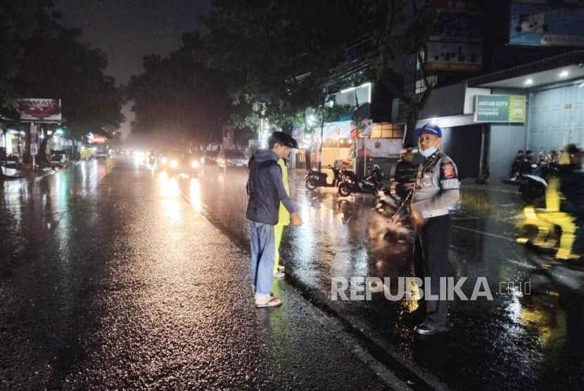 Dykka Budiman Putra pengendara sepeda motor tewas terlindas angkutan kota (angkot) di Jalan Moch Toha, Gang Bahrim, Kota Bandung, Kamis (11/1/2024) sore. Korban dievakuasi ke Rumah Sakit Sartika Asih.