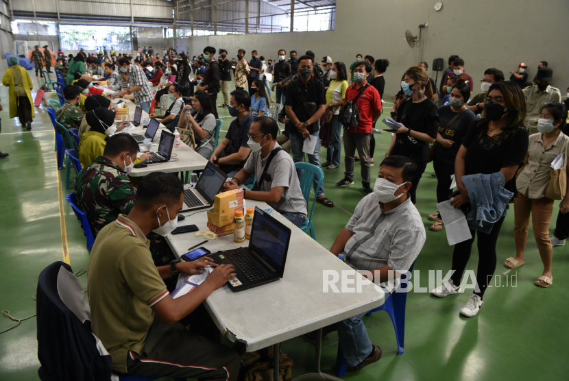 Warga mengantre untuk melakukan pemeriksaan kesehatan saat mengikuti vaksinasi Covid-19 di Surabaya, Jawa Timur. (Ilustrasi)