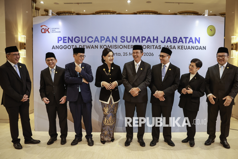 Ketua Dewan Komisioner OJK Friderica Widyasari Dewi (keempat kiri) berbincang dengan (dari kiri) Kepala Eksekutif Pengawas Perilaku Pelaku Usaha Jasa Keuangan, Edukasi dan Pelindungan Konsumen Dicky Kartikoyono, Kepala Eksekutif Pengawas Lembaga Pembiayaan, Perusahaan Modal Ventura, LKM dan LJK lainnya Agusman, Kepala Eksekutif Pengawas Perbankan Dian Ediana Rae, Wakil Ketua Dewan Komisioner Hernawan Bekti Sasongko, Kepala Eksekutif Pengawas Pasar Modal, Keuangan Derivatif dan Bursa Karbon Hasan Fawzi, Ketua Dewan Audit Sophia Issabella Watimena dan Kepala Eksekutif Pengawas Inovasi Teknologi Sektor Jasa Keuangan, Aset Keuangan Digital, dan Aset Kripto Adi Budiarso usai pengucapan sumpah jabatan Anggota Dewan Komisioner Otoritas Jasa Keuangan (OJK) di Gedung Mahkamah Agung, Jakarta, Rabu (25/3/2026). Pengucapan sumpah jabatan ini menandai kelanjutan proses pengisian jabatan strategis di lingkungan Dewan Komisioner OJK guna memperkuat kepemimpinan kelembagaan OJK dalam menjaga stabilitas sektor jasa keuangan, pelindungan konsumen, mendorong pendalaman pasar keuangan, serta mengawal transformasi sektor jasa keuangan nasional. 