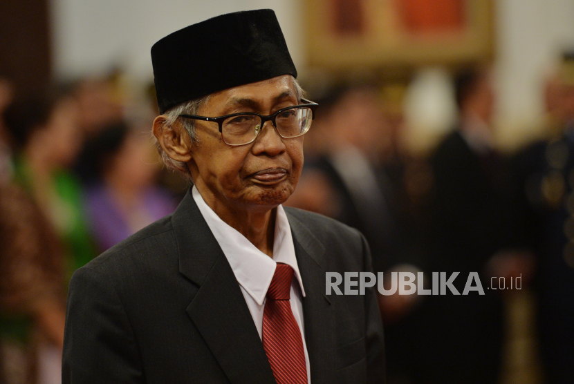 Almarhum Dewan Pengawas (Dewas) KPK periode 2019-2023 Artidjo Alkostar mendapat tanda kehormatan Bintang Mahaputera Adipradana dari Presiden Jokowi.