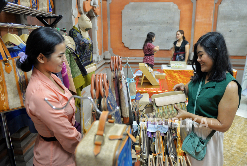Pengunjung memilah produk UMKM yang terhubung dengan Juragan DOKU di Rumah BUMN, Denpasar, Bali, Kamis (26/10/2023). DOKU mencatat lebih dari 15.000 UMKM telah terhubung ke layanan Juragan DOKU serta lebih dari 200 juta transaksi merchant yang telah diproses dengan pertumbuhan bisnis rata-rata 80 persen dari tahun ke tahun