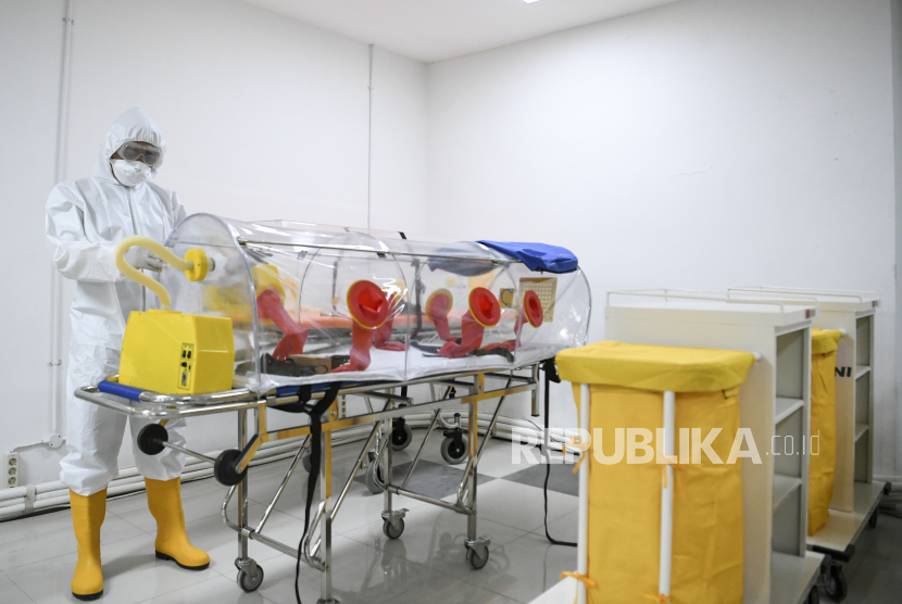 Petugas kesehatan memeriksa alat kesehatan di ruang IGD Rumah Sakit Darurat Penanganan COVID-19 Wisma Atlet Kemayoran, Jakarta, Senin (23/3/2020). Rumah Sakit Darurat Penanganan COVID-19 Wisma Atlet Kemayoran itu siap digunakan untuk menangani 3