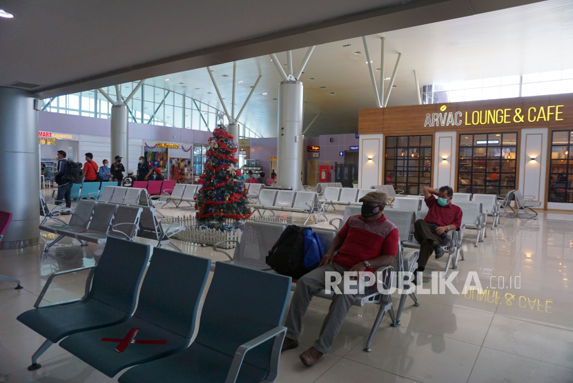 Calon penumpang menunggu di ruang tunggu Terminal Keberangkatan Bandara Domine Eduard Osok (DEO) Kota Sorong, Papua Barat, Jumat (18/12). Bandara Domine Eduard Osok Sorong siap memanfaatkan momentum penyelenggaraan PON XX Papua untuk ikut meningkatkan kunjungan wisatawan di sejumlah daerah di wilayah itu.