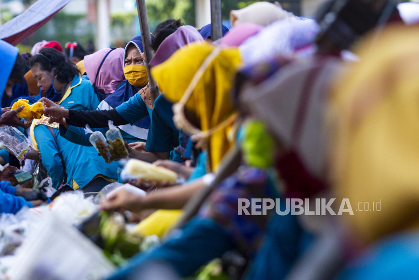 Buruh pabrik. Buruh di sejumlah daerah di Indonesia mendesak Pemda untuk tetap menaikkan UMP, termasuk UMP di DKI Jakarta.
