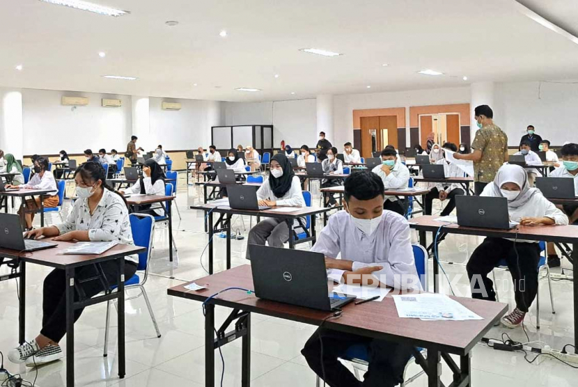 Peserta Ujian Tertulis Berbasis Komputer (UTBK) Seleksi Nasional Berbasis Tes (SNBT) 2023 mengikuti tes di Kampus C Universitas Airlangga (Unair) Surabaya, Senin (8/5/2023). Pada UTBK-SNBT 2023 ada 14.566 calon mahasiswa yang mengikuti UTBK-SNBT 2023 di Unair.