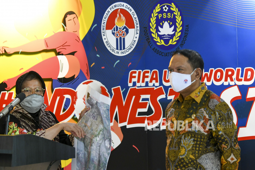 Menpora Zainudin Amali (kanan) menyimak penjelasan Wali Kota Surabaya Tri Rismaharini terkait penyelenggaraan Piala Dunia U-20 2021 di Kantor Kemenpora, Jakarta, Kamis (6/8/2020). Tri Rismaharini menyatakan bahwa Stadion GBT siap menjadi salah satu tempat penyelengaraan Piala Dunia U-20 pada tahun 2021 dan akan diverifikasi Federasi Sepak Bola Dunia (FIFA) pada September mendatang. 
