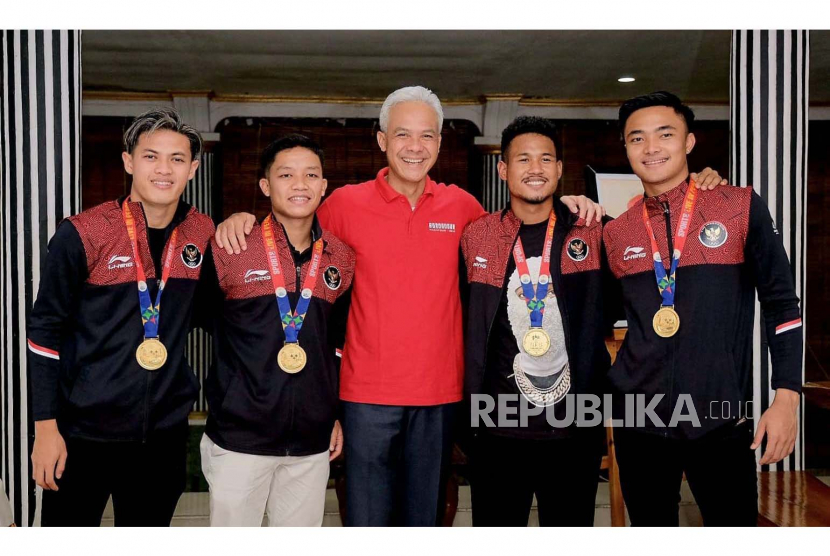 Ganjar Pranowo saat menerima para atlet peraih medali emas cabang sepakbola asal Jawa Tengah, di rumah dinas Puri Gedeh, Semarang, Senin (22/5) malam.