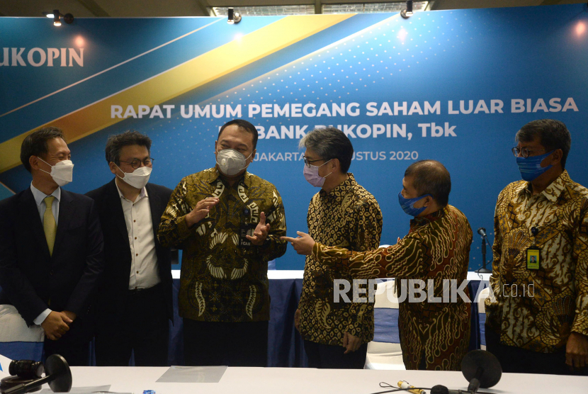 Direktur Utama Bank Bukopin Rivan Achmad Purwantono (tiga kiri) berbincang besama jajaran direksi usai Rapat Umum Pemegang Saham Luar Biasa (RUPSLB) Bank Bukopin di Jakarta, Selasa (25/8). RUPSLB tersebut menyetujui perubahan susunan direksi dan komisaris bank bukopin. Prayogi/Republika