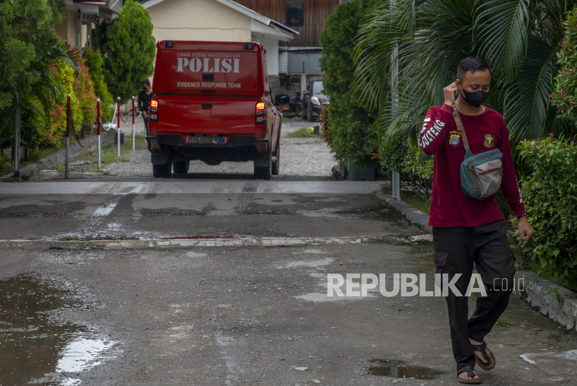 Satgas Madago Raya memastikan proses pemakaman dua jenazah teroris Poso dilakukan secara syariat Islam. Pemakaman dilakukan setelah tim Disaster Victim Identification (DVI) juga telah melakukan otopsi dan pengambilan sampel sidik jari keduanya oleh tim inafis Polda Sulawesi Tengah (Sulteng). (Foto llustrasi: Kendaraan Inafis memasuki RS Bhayangkara di Palu, Sulawesi Tengah)