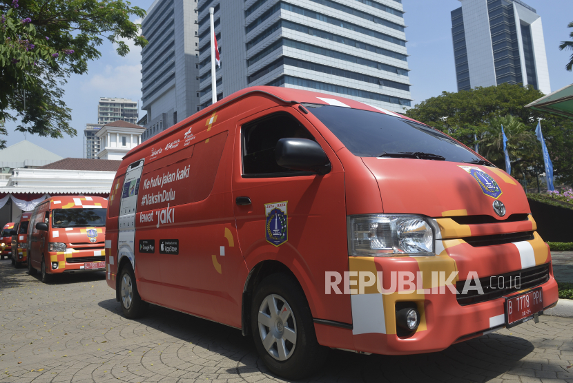 Sejumlah mobil vaksin COVID-19 melaju tinggalkan kompleks Balai Kota, Jakarta, Kamis (8/7/2021). Pemerintah Provinsi DKI Jakarta meluncurkan 16 mobil vaksin COVID-19 keliling guna mempercepat pencapaian target vaksinasi COVID-19 di Ibu Kota untuk mencapai kekebalan kelompok atau herd immunity. 