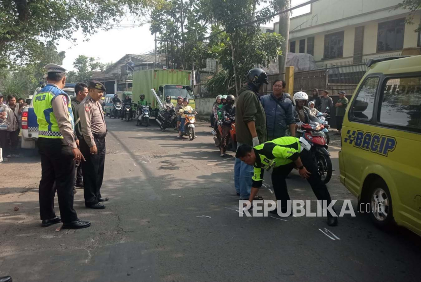 Sabar (39 tahun) seorang pengendara motor tewas usai terlindas truk saat melintas di Jalan Caringin, Kota Bandung, Selasa (28/5/2024) pukul 07.55 WIB. Petugas telah melakukan olah tempat kejadian perkara (TKP) dan mengevakuasi korban ke Rumah Hasan Sadikin Bandung. 