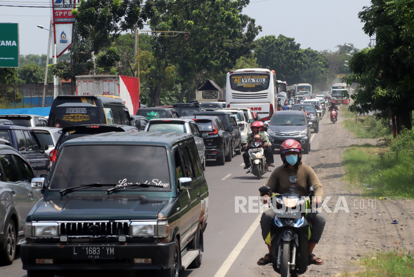 (ILUSTRASI) Arus mudik di jalur arteri Jombang arah Kediri wilayah Bandarkedungmulyo, Kabupaten Jombang, Jawa Timur (Jatim).