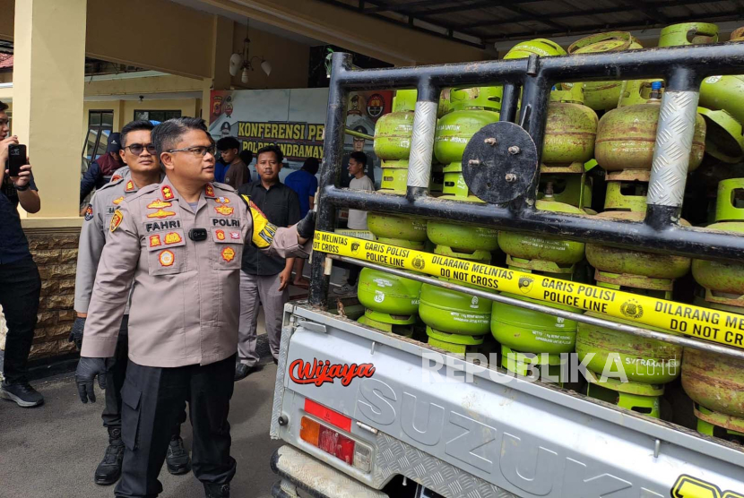 Kapolres Indramayu, AKBP M Fahri Siregar menunjukkan ratusan tabung gas elpiji yang disita dalam kasus penyalahgunaan gas elpiji bersubsidi, di Mapolres Indramayu, Jumat (22/3/2024). 