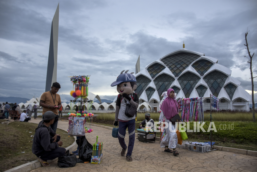 Pedagang berjualan di area taman Masjid Raya Al Jabbar, Gedebage, Kota Bandung. Wagub Uu sebut anggaran Masjid Raya Al Jabbar insya Allah bisa dipertanggungjawabkan.