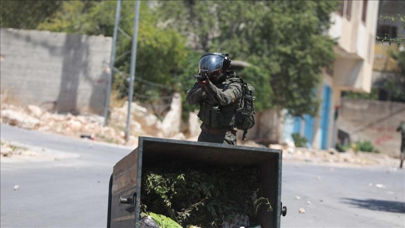 Pasukan Israel menyerang warga Palestina di kota Nablus, Tepi Barat, pada Kamis pagi (10/6).