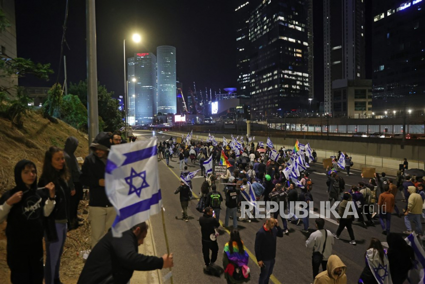 Perdana Menteri Israel Benjamin Netanyahu memecat Menteri Pertahanan Yoav Gallant pada Ahad (26/3/2023). Tindakan itu memicu protes massa di kediaman Netanyahu yang akhirnya harus dibubarkan paksa.
