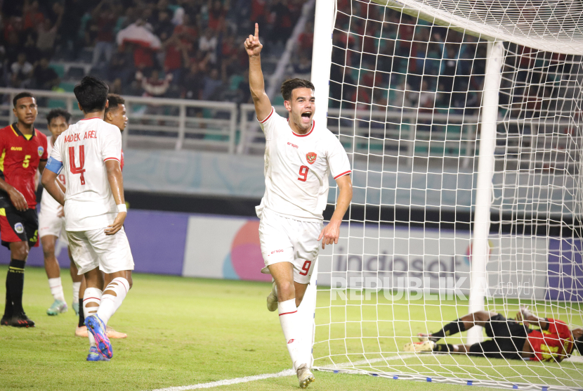 Pesepak bola Timnas Indonesia Jens Raven (tengah) berselebrasi usai mencetak gol ke gawang Timnas Timor Leste dalam pertandingan penyisihan Grup A Piala ASEAN U-19 Boys Championship atau AFF U-19 di Stadion Gelora Bung Tomo, Surabaya, Jawa Timur, Selasa (23/7/2024). 