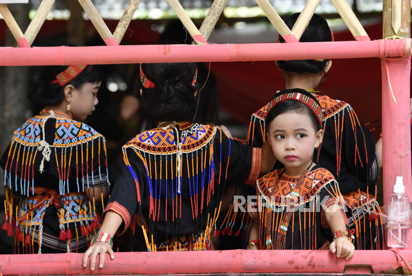 Sejumlah anak berpakaian adat Toraja.