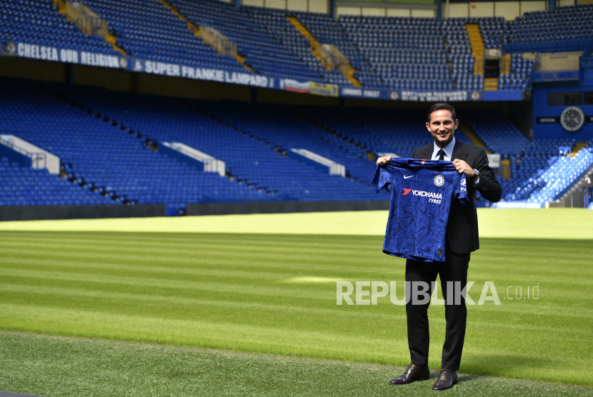 Frank Lampard saat diperkenalkan sebagai pelatih Chelsea dua tahun lalu. 