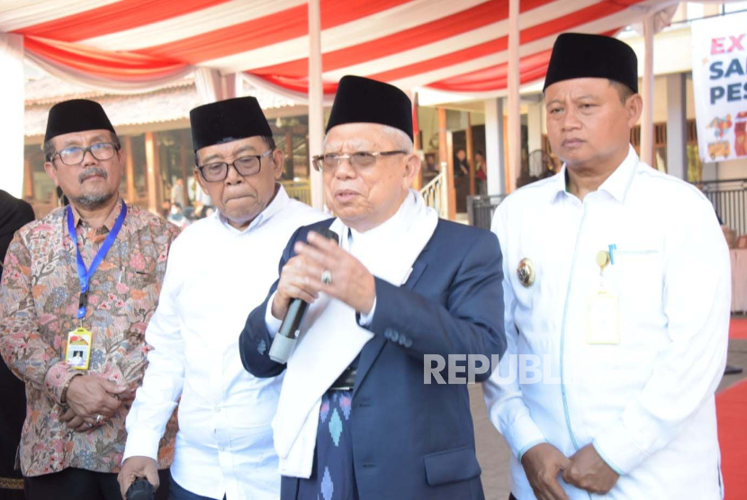 Wakil Gubernur Jawa Barat Uu Ruzhanul Ulum mendampingi Wakil Presiden RI Ma