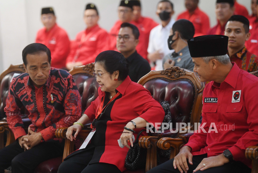 Ketua Umum PDI Perjuangan Megawati Sukarnoputri (tengah) berbincang dengan Presiden Joko Widodo (kiri) dan Bakal Capres Ganjar Pranowo (kanan) saat berlangsungnya Rakernas PDI Perjuangan di Jakarta, Selasa (6/6/2023). Rakernas PDI Perjuangan yang berlangsung 6-8 Juni 2023 itu mengangkat tema fakir miskin dan anak-anak terlantar dipelihara oleh negara. 