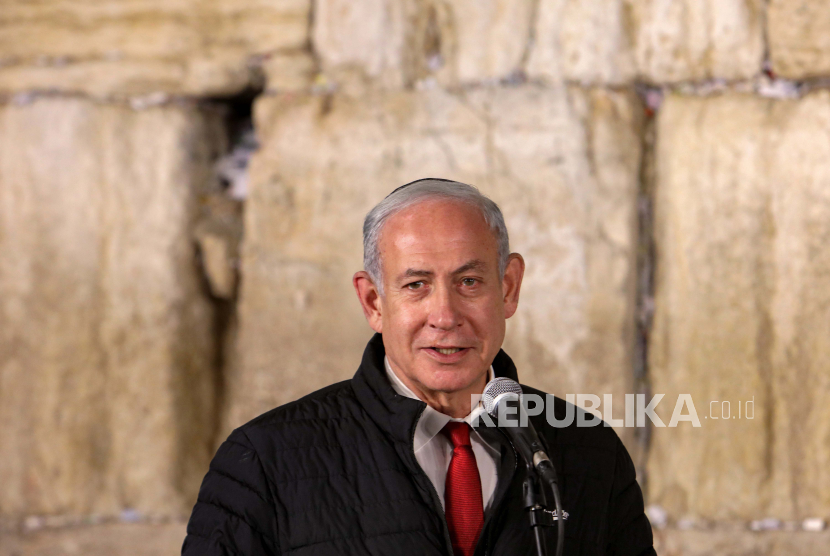 Perdana Menteri Israel Benjamin Netanyahu memberikan pernyataan saat dia mengunjungi Tembok Barat -- tempat tersuci tempat orang Yahudi boleh berdoa -- untuk menandai pengambilan sumpah pemerintah Israel ke-37, di kota tua Yerusalem, 01 Januari 2023. Netanyahu Bela Kunjungan Menterinya ke Masjid Al Aqsa.