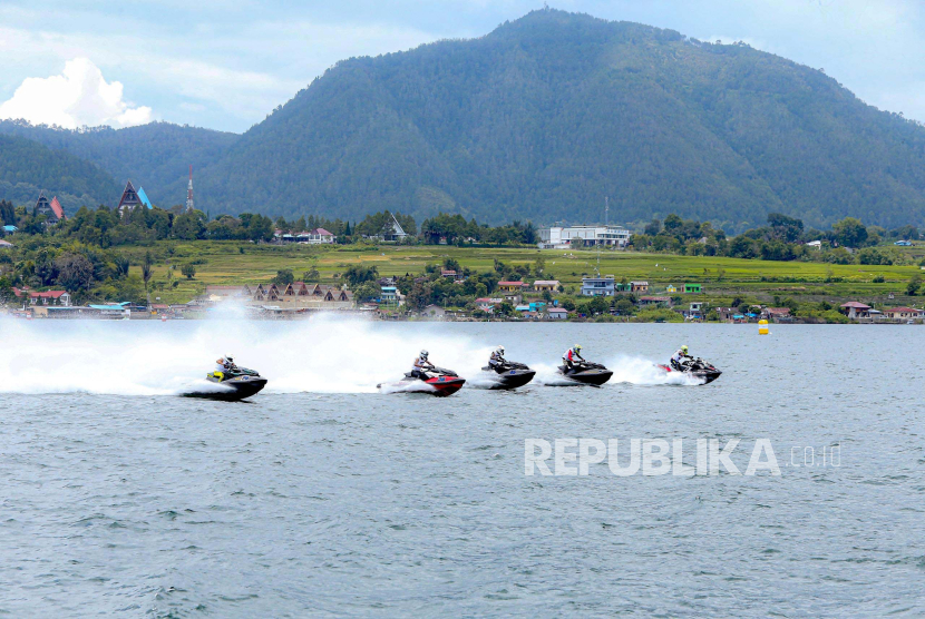 Kompetisi olahraga air internasional F1Powerboat di Danau Toba, Sumatera Utara pada 2-3 Maret 2024.